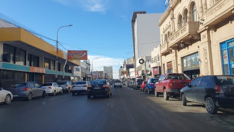 Ingresó a un local con sus hijas menores de edad y robó tres llaveros