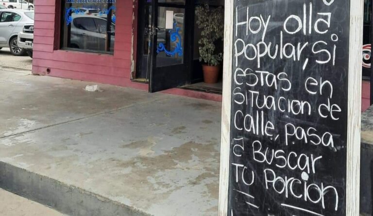 Una parrilla realiza una olla popular para personas en situación de calle