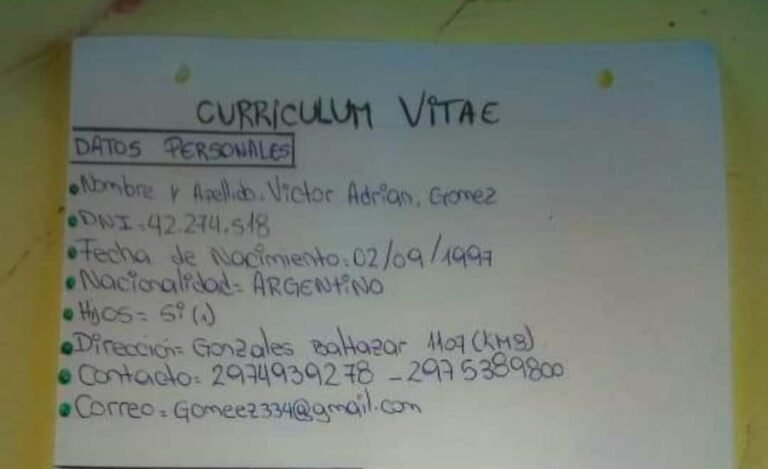 Busca trabajo, escribió su currículum a mano y pide ayuda: “Necesito una oportunidad”