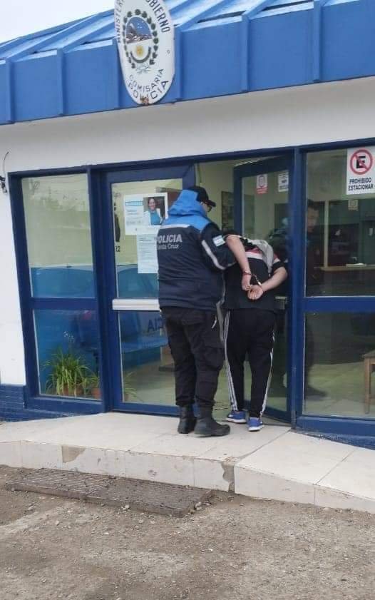 Detienen a un estudiante por amenazas de arma de fuego en una escuela secundaria