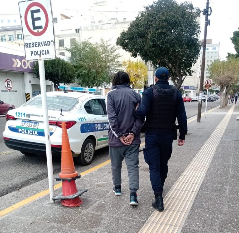 Estaba por viajar y lo detuvieron por tener pedido de captura