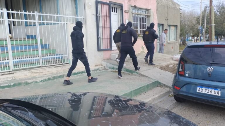 Amenazó a sus vecinos con un arma de fuego y le secuestraron una carabina