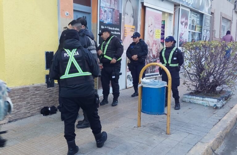 Lo golpearon y le robaron la patineta, el celular y la billetera