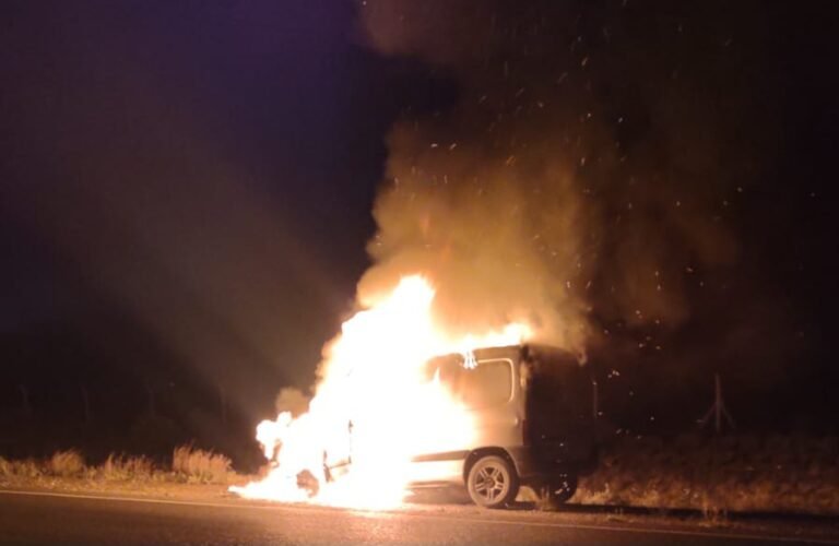 Viajaba hacia Trelew y se le prendió fuego la camioneta
