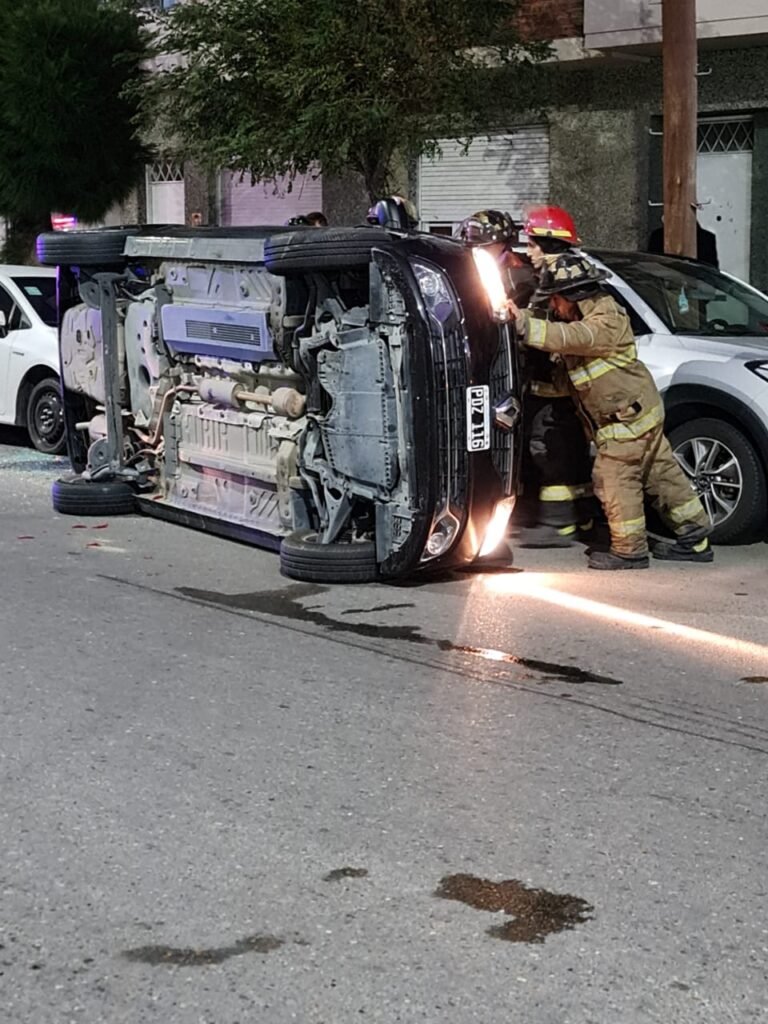 Impresionante vuelco con cuatro vehículos involucrados