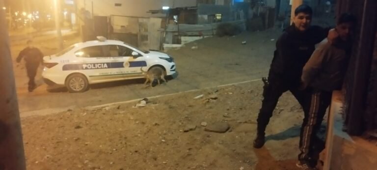 Ingresaron a una iglesia, robaron una cartera y agredieron a los presentes