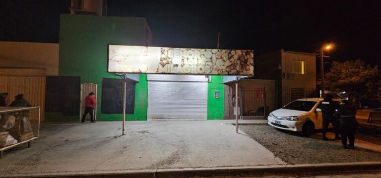 Amenazaron con un arma, robaron la recaudación de una verdulería y escaparon