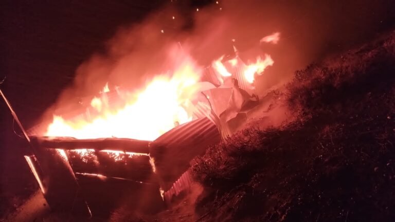 El fuego consumió por completo una vivienda de Km. 15