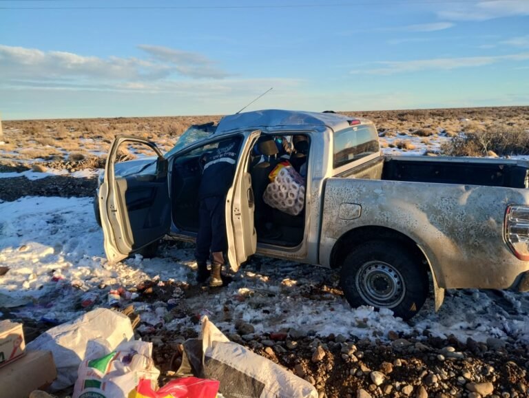 Por el barro acumulado en la ruta, perdió el control de la camioneta y volcó