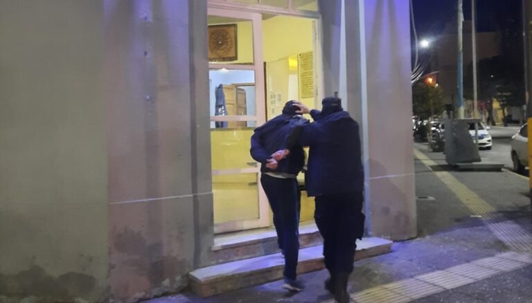 Estaba borracho, forzó la puerta de un auto y se negó a identificarse ante la policía