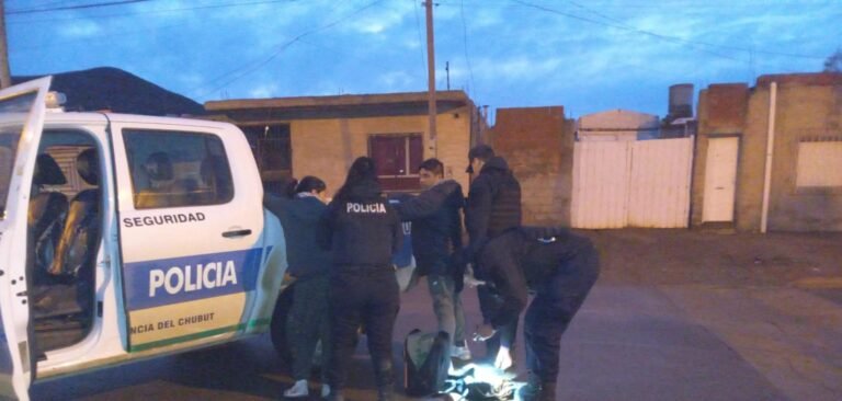 Caminaba por el barrio San Martín y tenía pedido de captura vigente