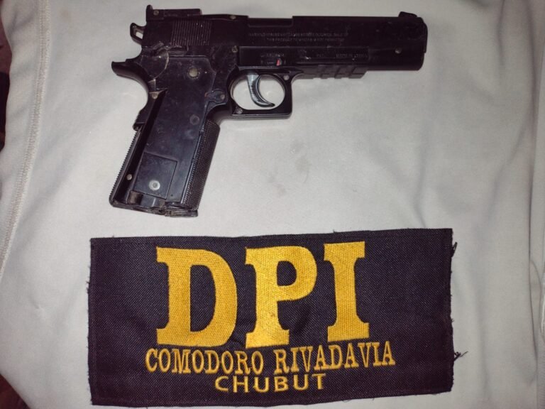 Con una réplica de arma de fuego, robaron y se quedaron con la recaudación de tres comercios