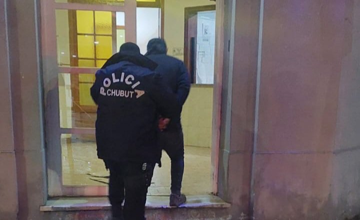 Rompió el vidrio una camioneta, robó elementos pero su dueño lo vio y fue detenido