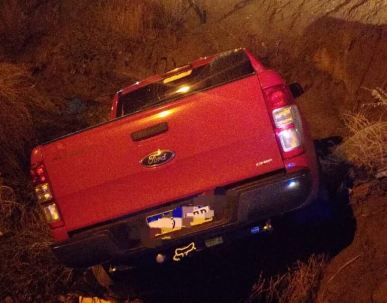 Le prestó la camioneta a su hijo y se la dejó abandonada en un desagüe