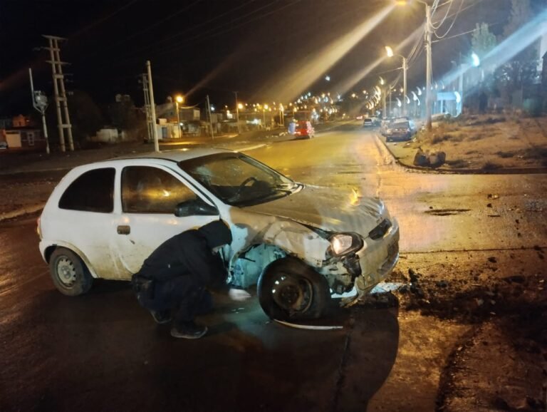 Perdió el control del auto y chocó contra un poste de luz