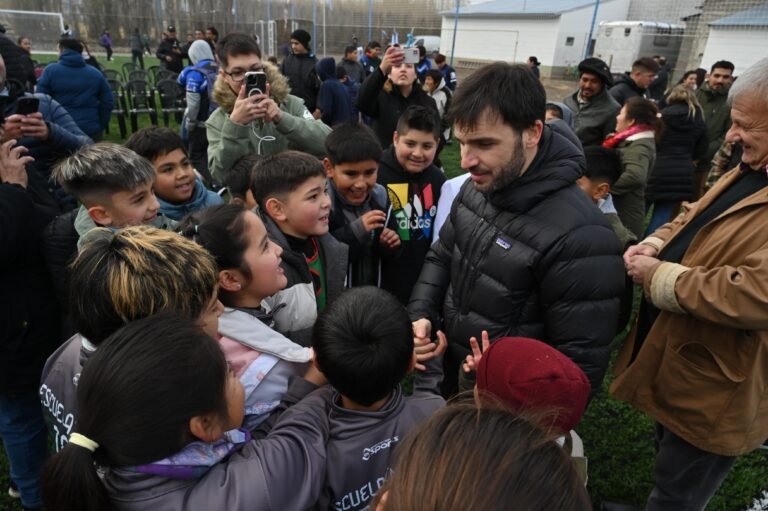 Torres inauguró una cancha de fútbol sintético en Tecka