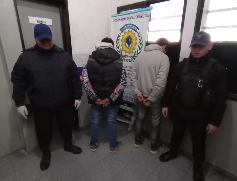 Los atraparon robando en un depósito de indumentaria de trabajo