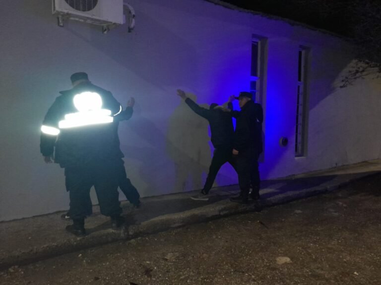 Dos jóvenes amenazaron a un menor con un cuchillo y le robaron el celular