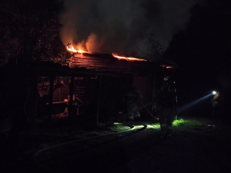 Estaba cenando con amigos cuando se le comenzó a incendiar la vivienda
