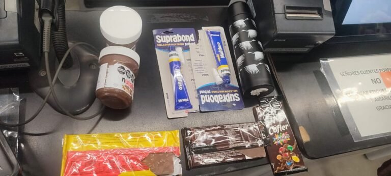 Detenida tras robar chocolates, pegamentos y un termo de un supermercado