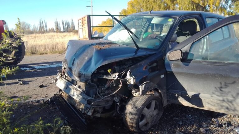 Fuerte choque entre un auto y un tractor: dos mujeres debieron ser trasladas al Hospital