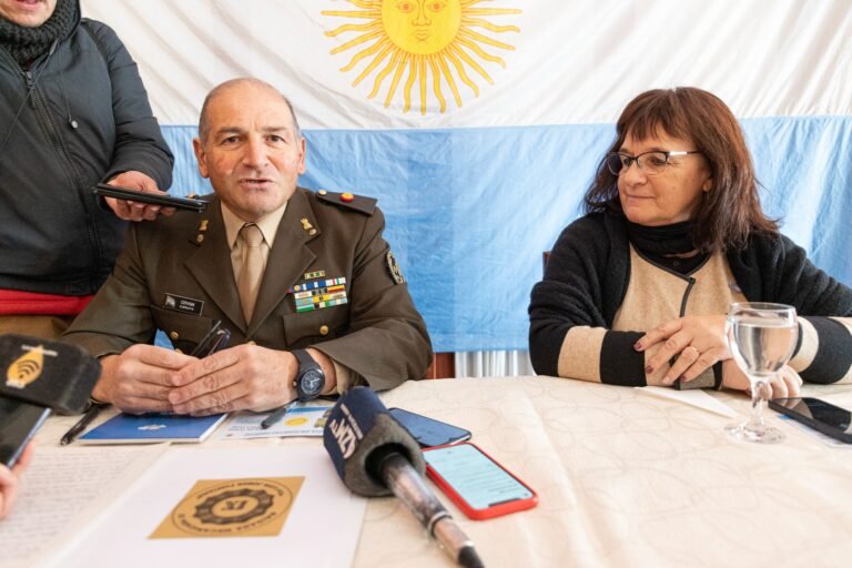 Velada patriótica y  desfile cívico-militar para celebrar el Día de la Patria y la Revolución de Mayo