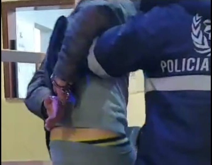 Estaba borracho, orinó en la vía pública y fue detenido