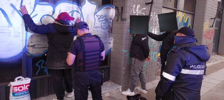 Bebían en la vía pública, insultaron a los policías y terminaron detenidos
