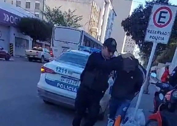 Detuvieron a un hombre en el estacionamiento de un supermercado