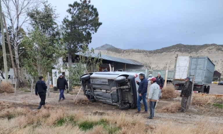 Volcó en la ruta y quedó atrapada en el interior del auto