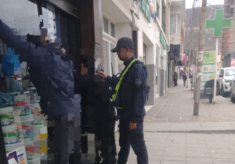 Los atraparon armando un cigarrillo de marihuana en la vía pública