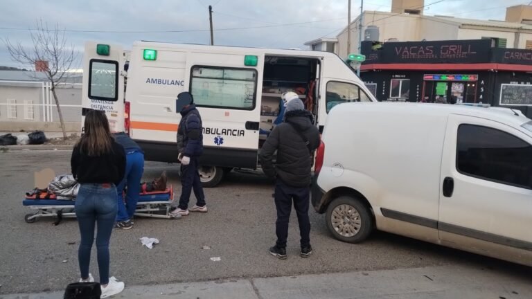 Un herido tras un fuerte choque entre un auto y una moto
