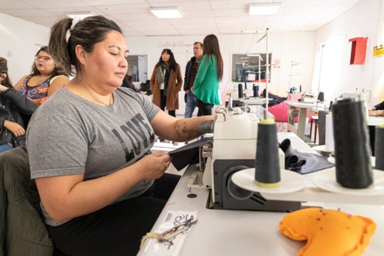 Cerca de 30 mujeres se capacitarán para insertarse en la costurería industrial