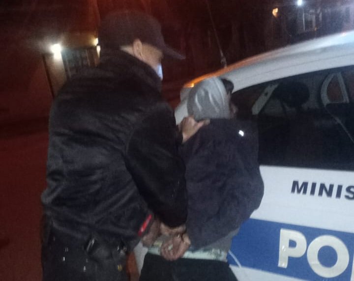 Robaba las ruedas de un auto y fue descubierto