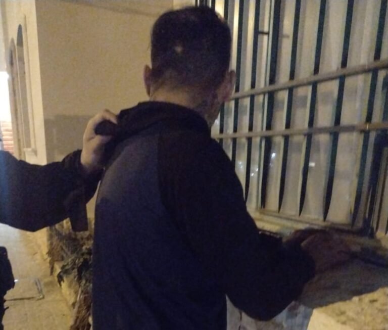 Detuvieron a un hombre que intentó entrar a robar a una casa en La Loma