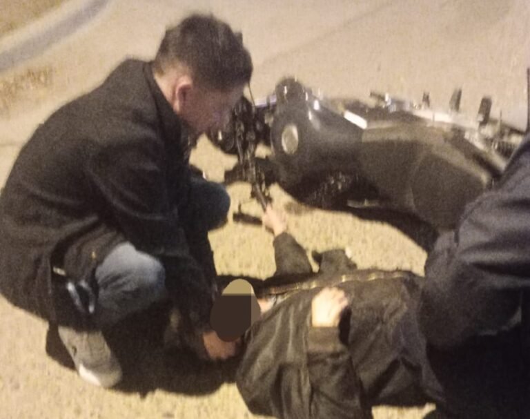 Un motociclista resultó herido tras chocar con un auto