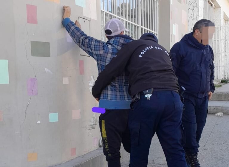 Un hombre fue detenido por robar lentes y una gorra