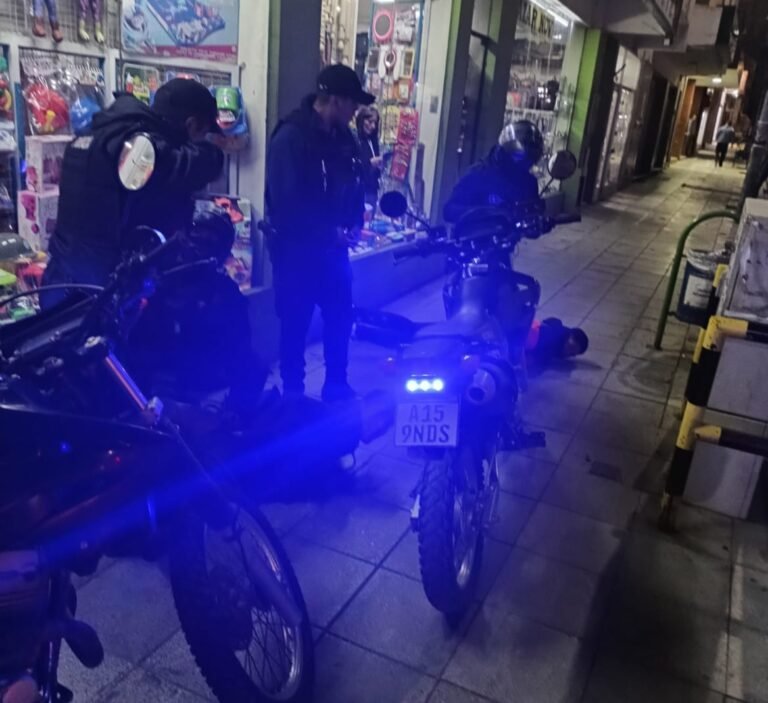 Robó una cartera en un comecio y personal de motos logró capturarlo