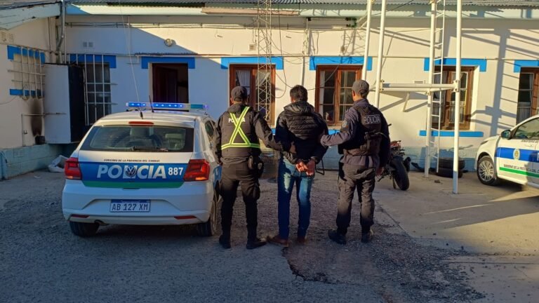 Robó tres rollos de papel higiénico de una estación de servicio y el dueño lo atrapó 