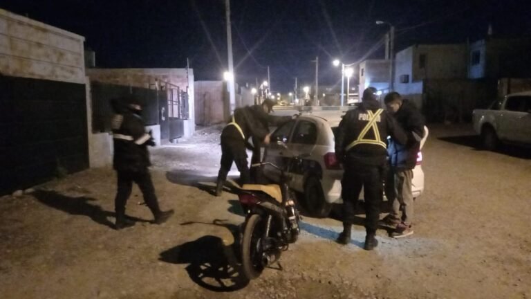 Conducía una moto sin seguro obligatorio y con la patente cambiada