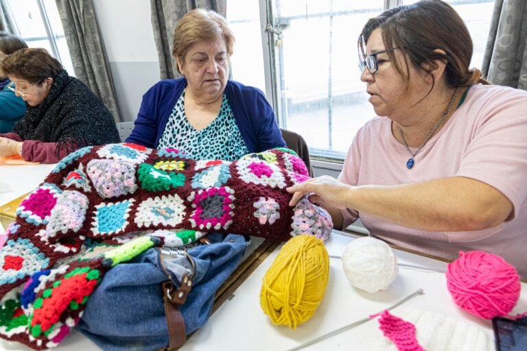 Se entregó indumentaria confeccionada por talleres barriales a la Asociación Ser Mujer