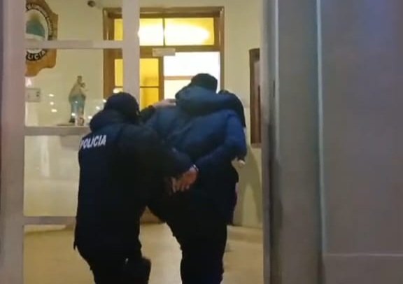 Estaba borracho y golpeó el ventanal de un banco céntrico