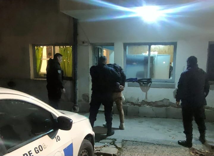 Atrapó a un sujeto que ingresó a su casa mientras todos dormían