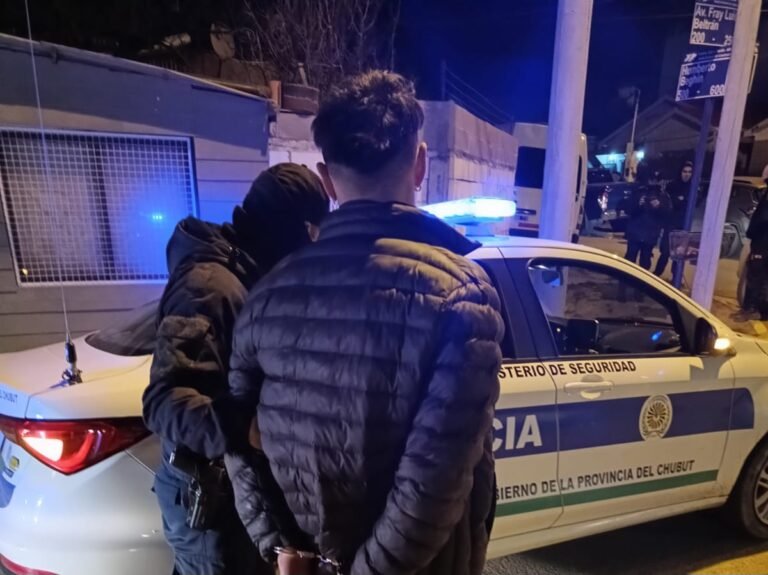 Lo atraparon robando elementos del interior de un vehículo