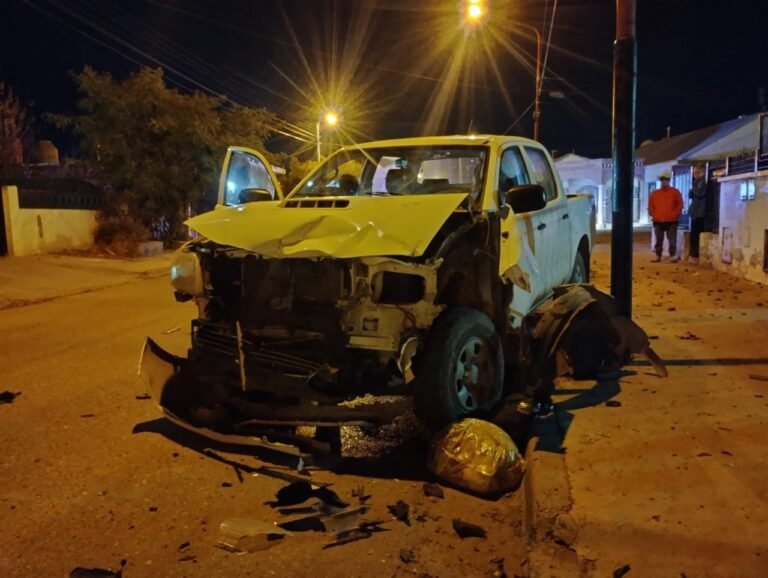 Alcoholizado chocó contra un auto estacionado