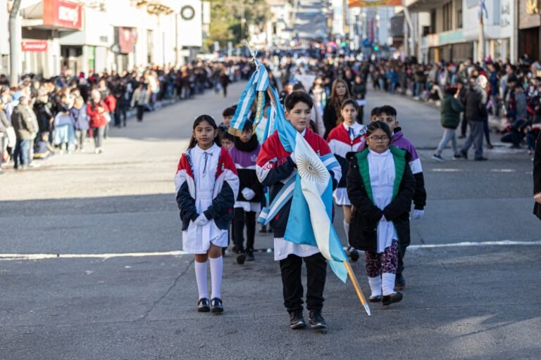 Comodoro se vistió de celeste y blanco en el 214° Aniversario de la Revolución de Mayo