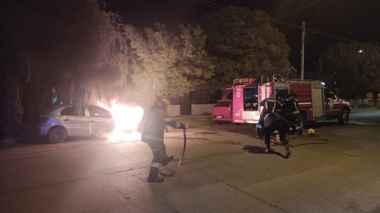 Bomberos Voluntarios controlaron el incendio de un vehículo