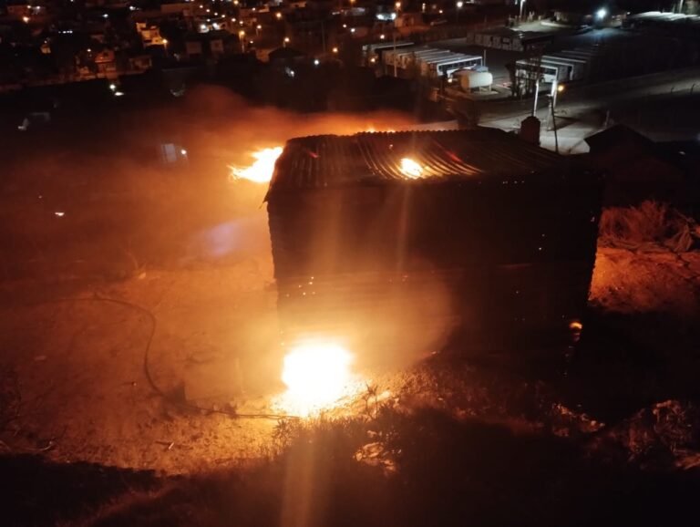 El fuego consumió una vivienda en la ladera del cerro Las Fresas