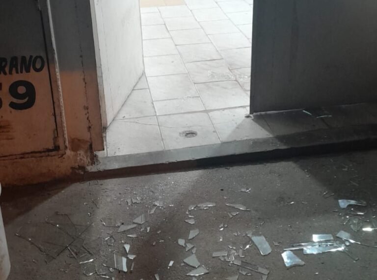 Detuvieron a un hombre por agredir y amenazar a varias personas en un local