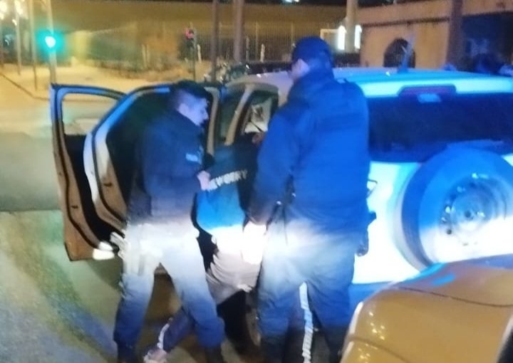 Lo pararon en un control y descubrieron que llevaba un arma de fuego